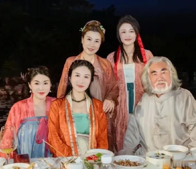 张纪中冲上热搜！5月25日，张纪中突然冲上了热搜，只因为今天是他73岁的生日，4