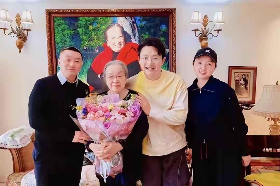 90岁的李明启老师，至今还在北京独居一套60平米的老房子，家具都很旧，沙发一用就