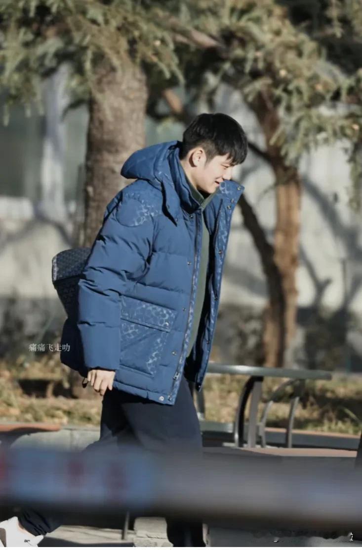 国乒男队出发多哈，胖远形影不离，小胖身穿蓝色羽绒服，高远的外套，嗯，依然很潮，大
