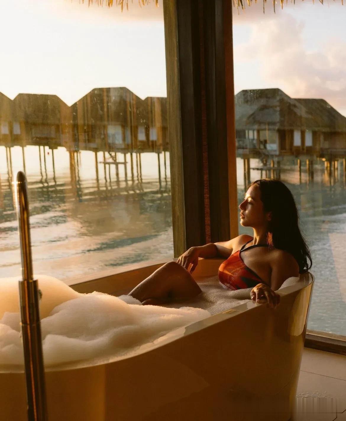 马尔代夫的黄昏，也是这个世界上名列前茅的美景了，都说马代的海水蓝得很美，其实马代