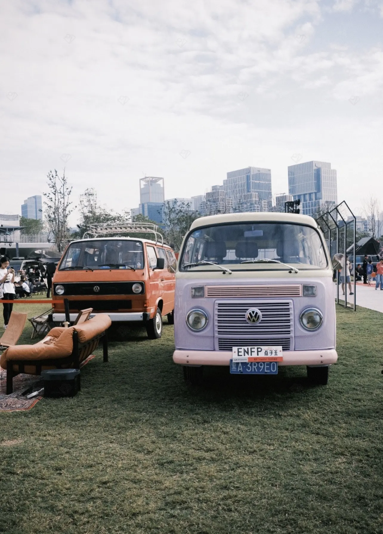 海边落日冲浪复古车。