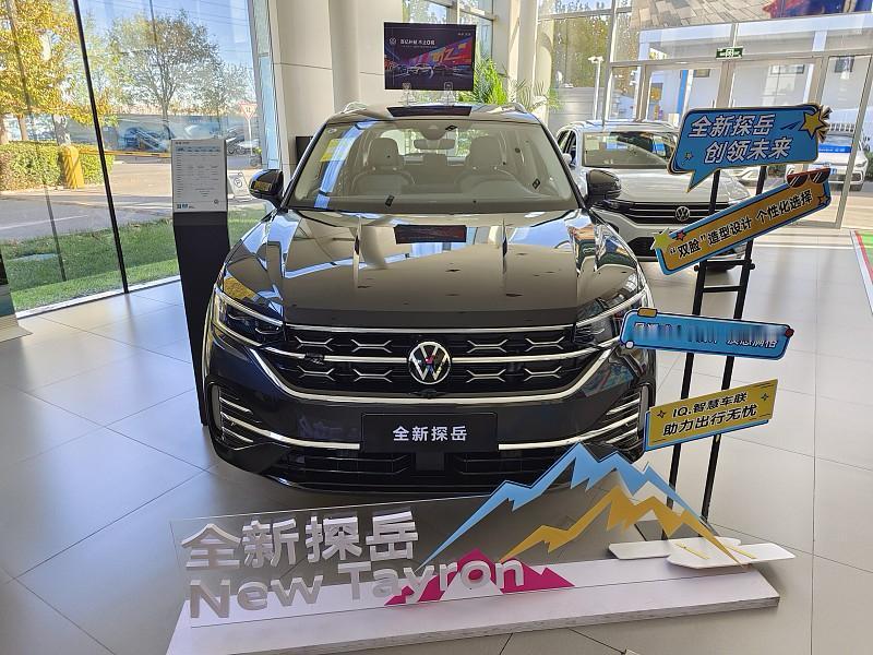 大众探岳挺适合家用的。它空间宽敞，后排坐三个人也不觉得挤，一家人出行很舒适。动力