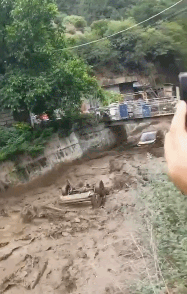 【#四川雅江发生泥石流# 官方：暂无人员伤亡报告】6月11日0时许，受降雨影响，