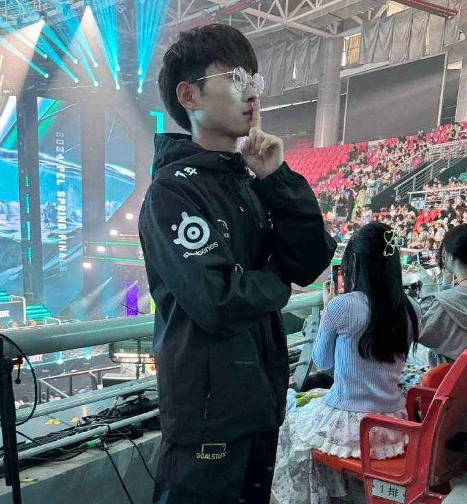 #faker观战PEL# 单单一个faker怎么够？这不，theShy都来观战了