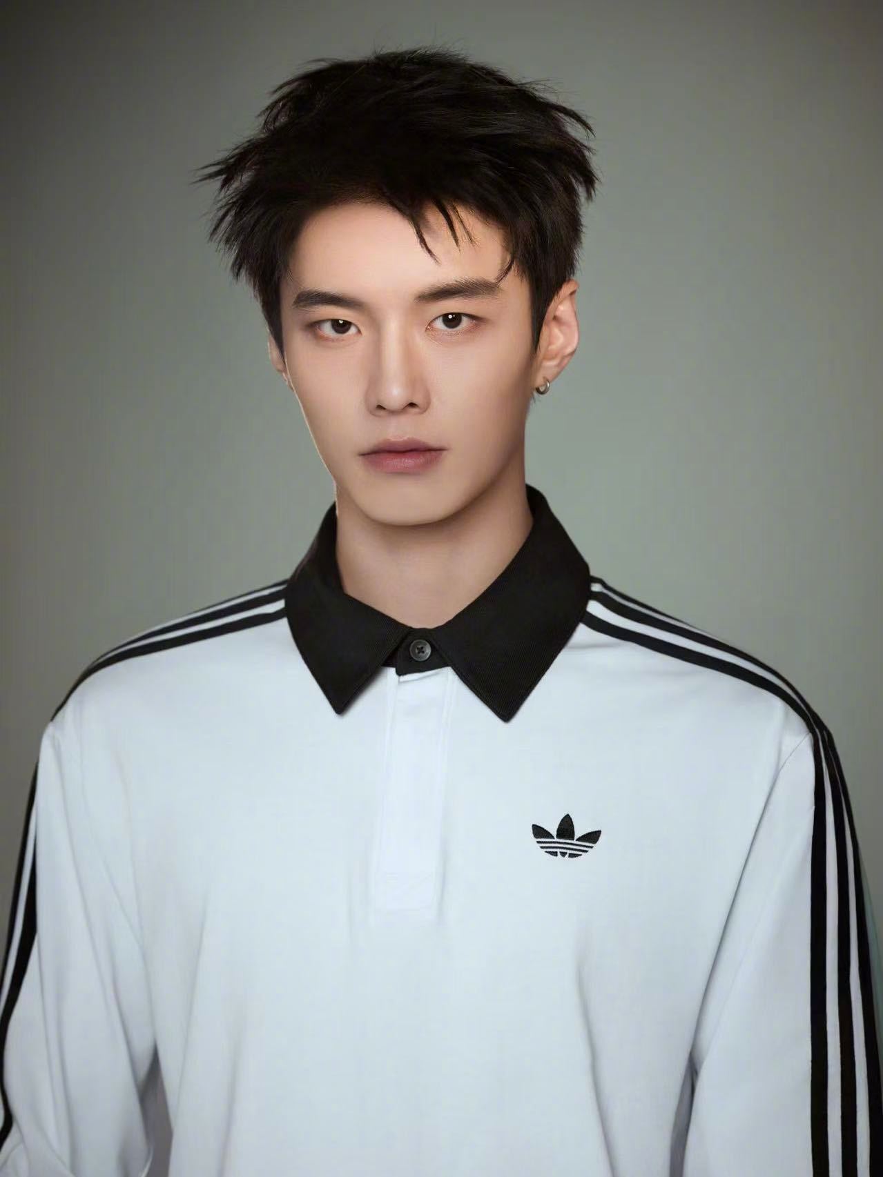 何与 今日官宣新代言，清俊阳光的气质，从私服到活动造型，扑面而来的青春活力气息，