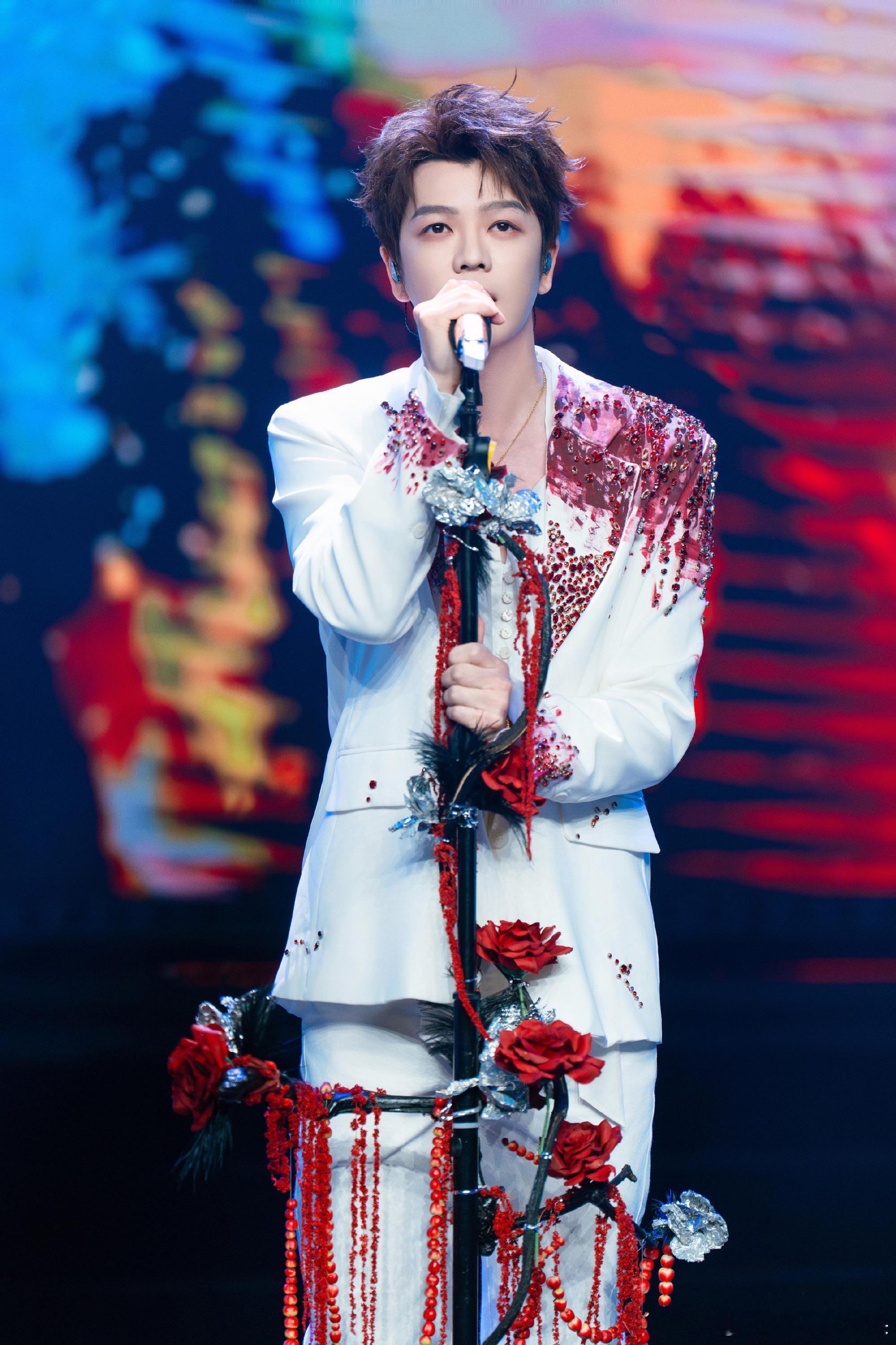 不知道王栎鑫唱什么光看脸了刷到王栎鑫直接瞳孔地震！这居然是他？4K镜头怼脸零瑕疵