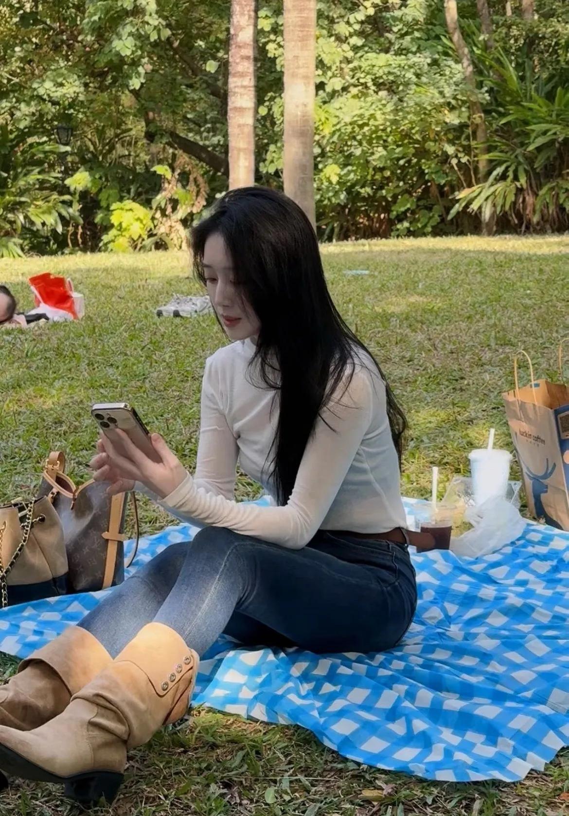 老婆今天晚上在娘家过夜，就去那么一天心里总感觉空落落的，隔壁小勇一去广东就是一整