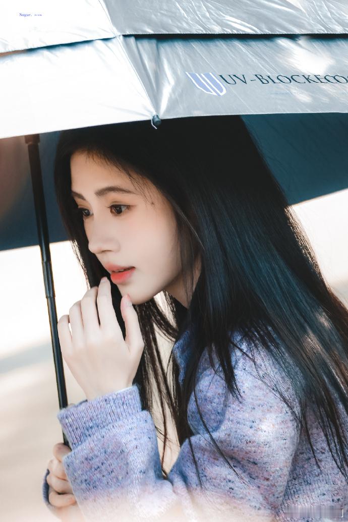 #鞠婧祎香芋紫针织套裙##鞠婧祎香芋小奶糕# 鞠婧祎在机场的香芋紫针织套裙令人心