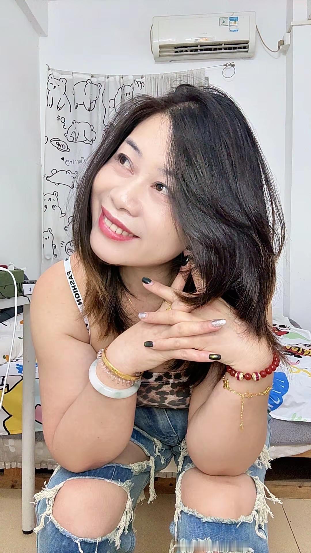 微胖穿搭美妆 今天穿搭是否在你的审美里 总会有人喜欢你 凌乱美穿搭 牛仔短裤的花