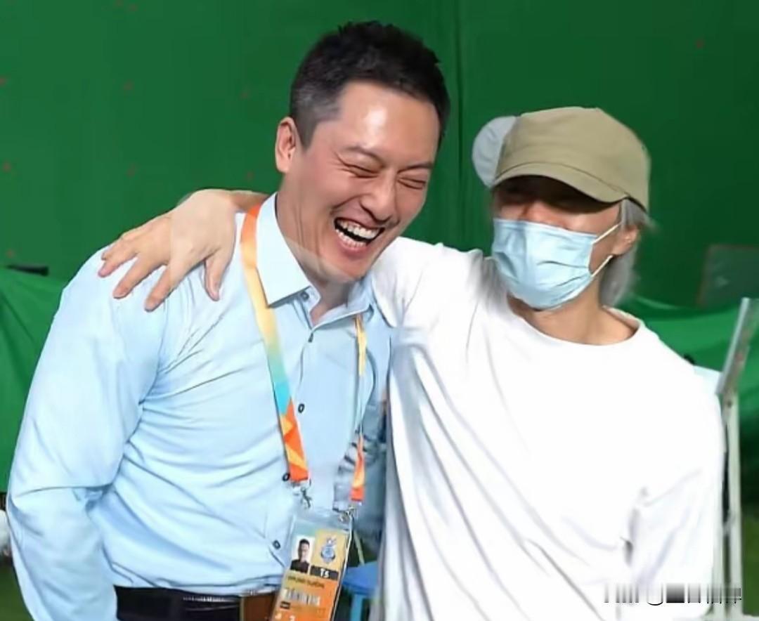 许君聪发布视频感慨：“接触表演24年，圆梦了”，配图包含他和周星驰的握手照，还有