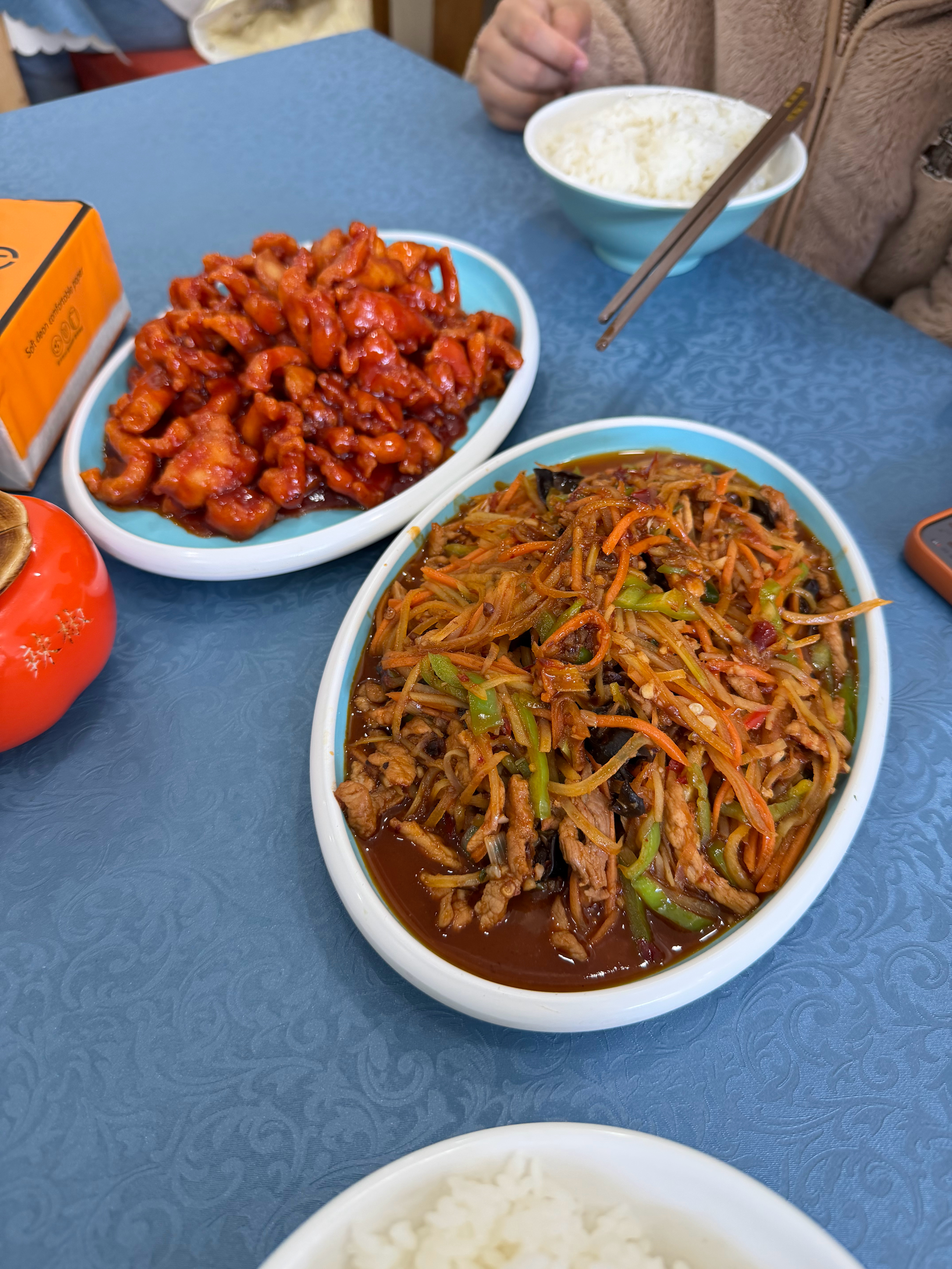 今天办事顺便回学校吃午饭，3个菜1碗牛肉面，一共100，吃不完、根本吃不完 