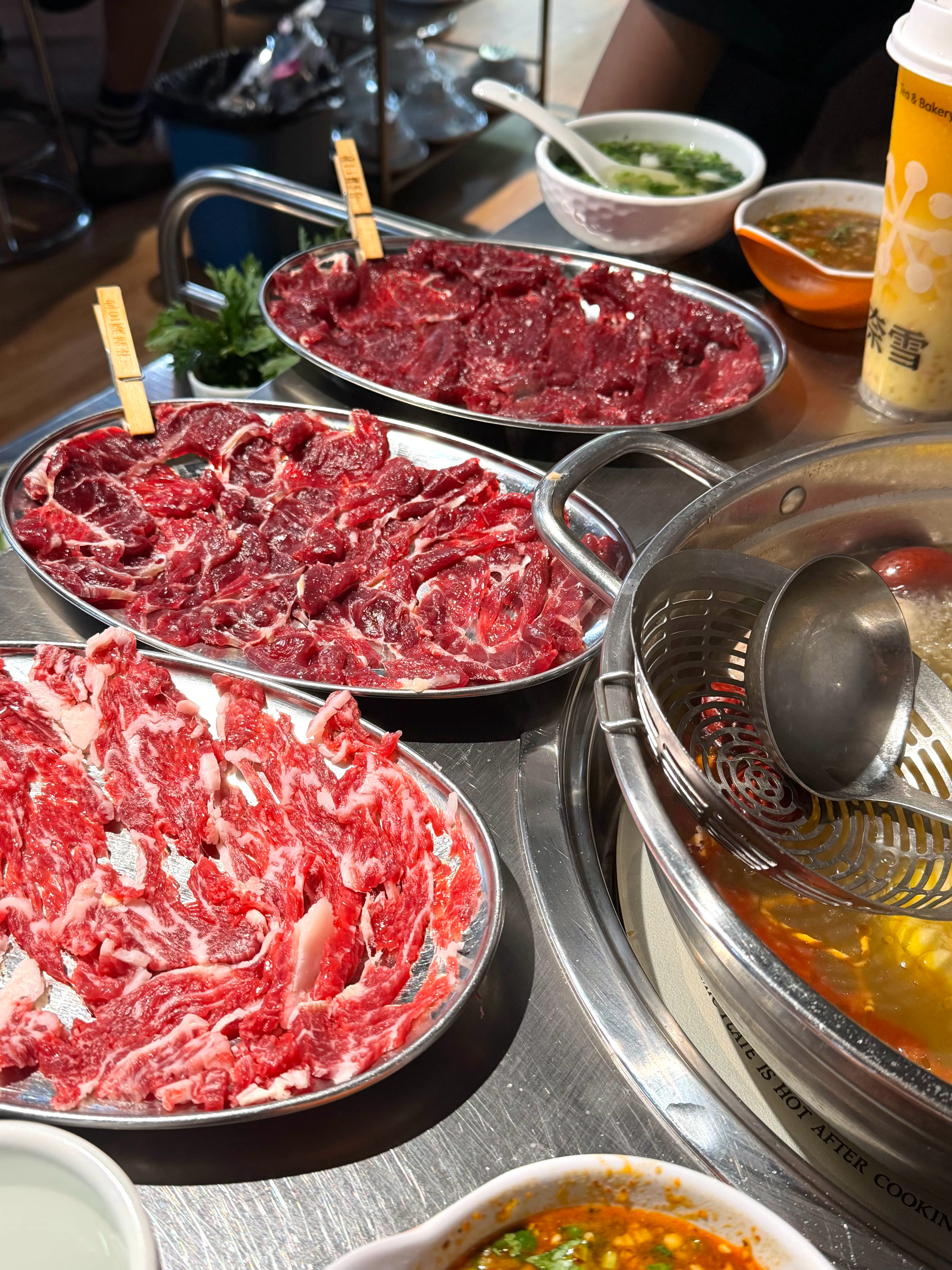 两个人急头白脸吃了八盘肉，好吃啊啊，这家叫陈有春牛肉店，我觉得很接近汕头天山牛肉
