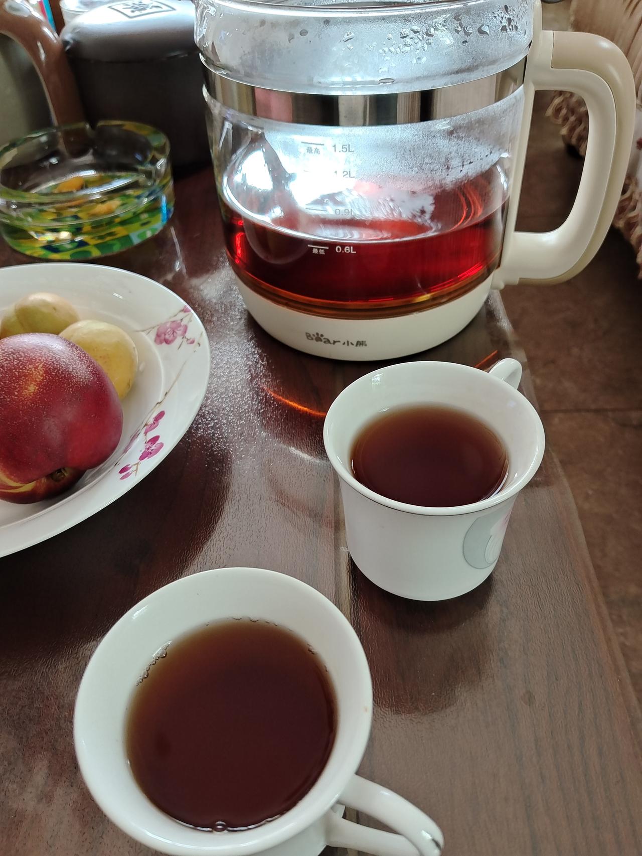 最近天热了，我特别能睡，接连睡了几天，就觉得胖了好多，特别是有小肚子了，胃也大了
