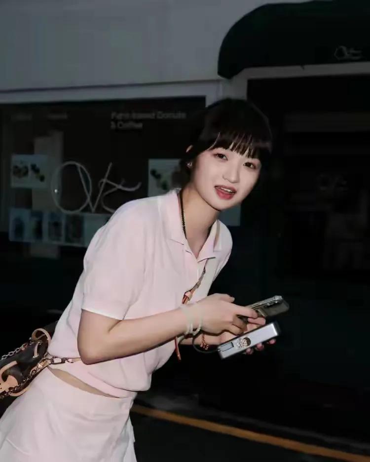 杨瀚森女友带着杨瀚森卡通形象的充电宝出现在韩国，杨瀚森与19岁的女友正处于热恋期