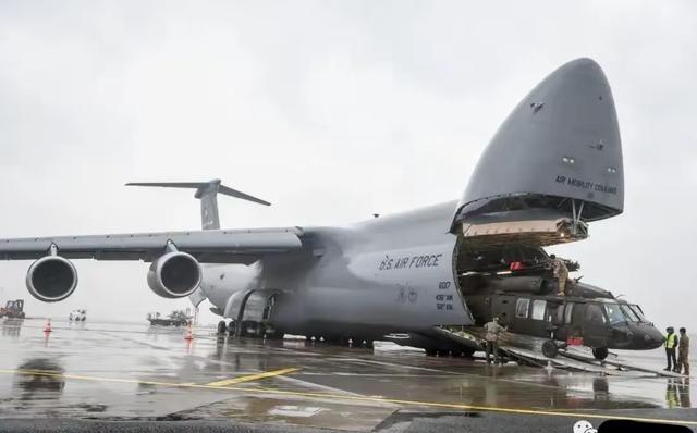 事实证明我国空军选择更小的运20是正确的，现在美军为装备更大的C17运输机感到苦