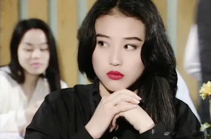 红妆美人坐，心事几多愁🌼