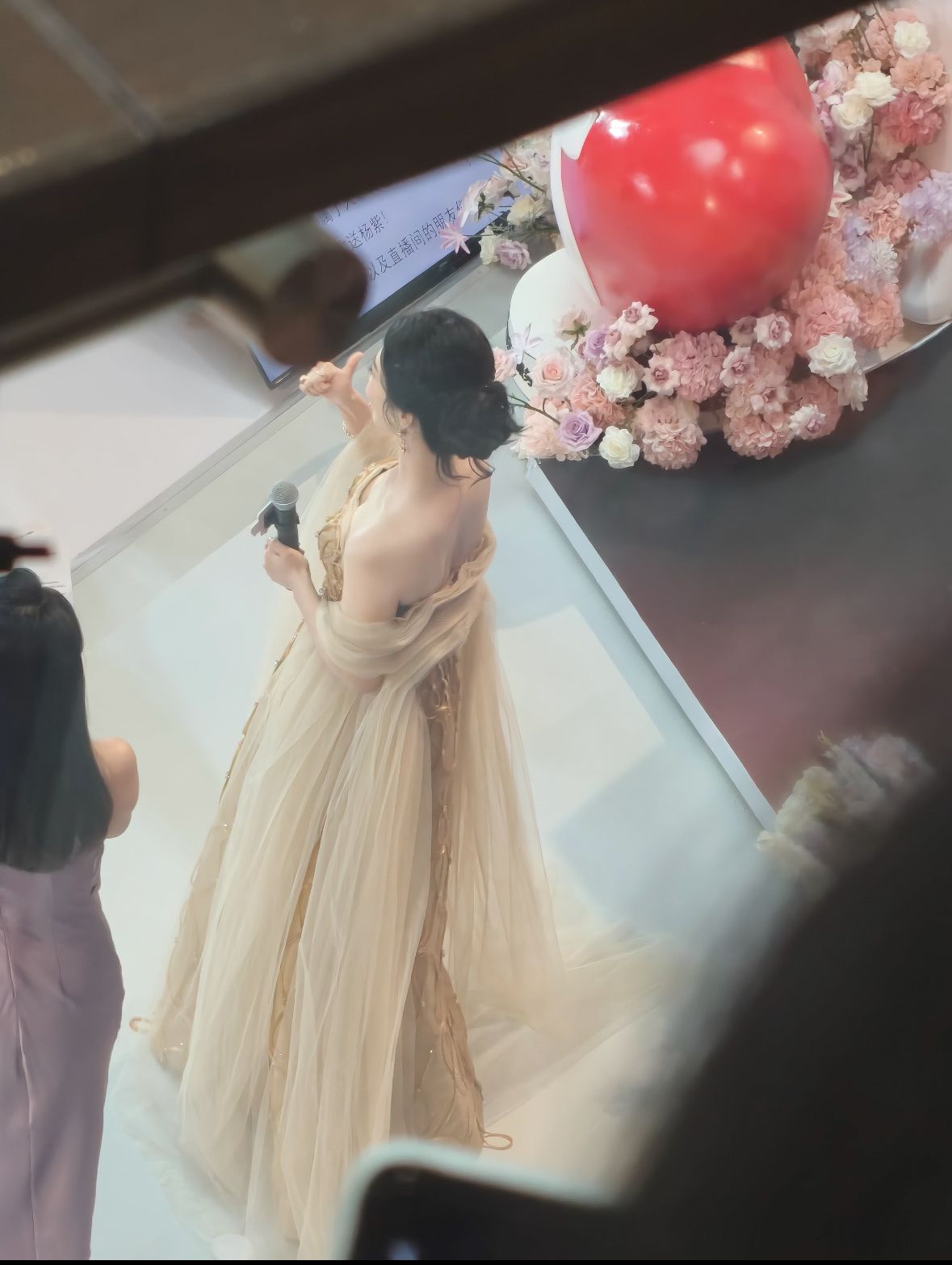 杨紫今天的线下活动，风采、格局、人气尽显。三个方向90度鞠躬👏🏻👏🏻👏