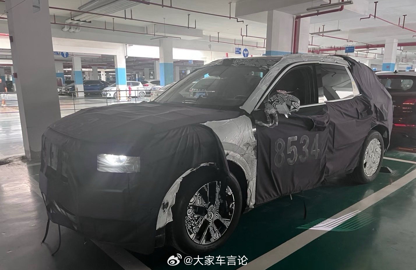 厉害的网友拍到了极氪8X，感觉体量也不小啊。 ​​​