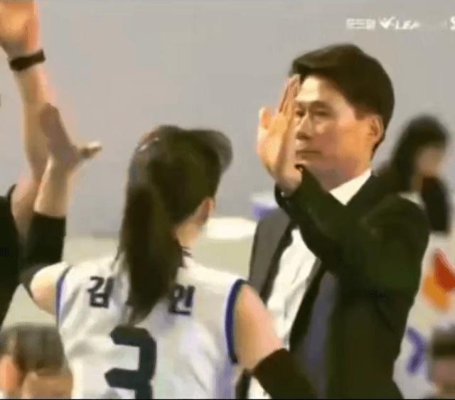 哈哈哈哈哈表情逐渐狰狞[笑哭]再看他的手这么痛但是也没有缩回去[笑哭]