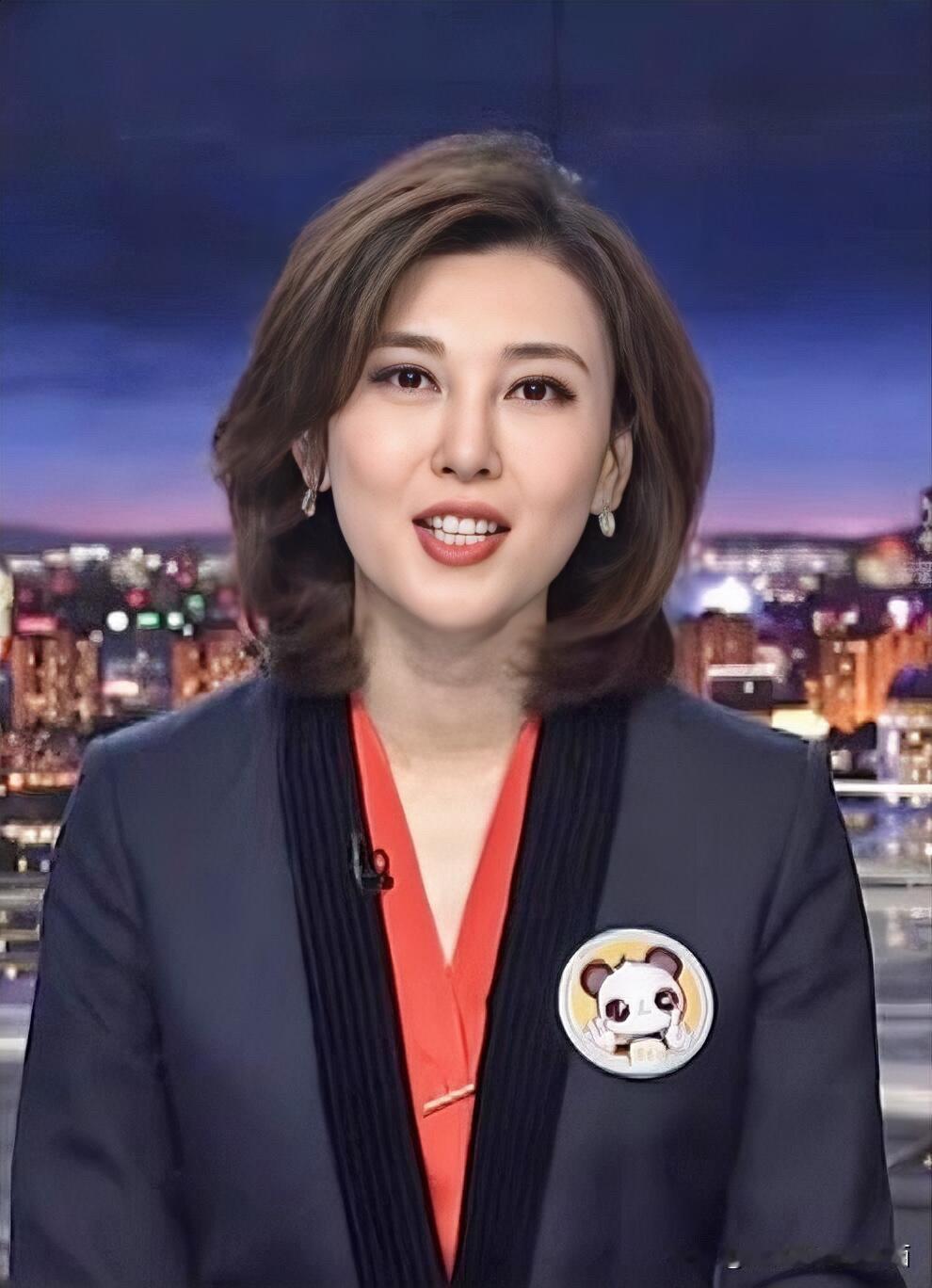 我觉得她好漂亮，是那种干净透彻的美，是央视的颜值担当，央视第一美女当之无愧。她就