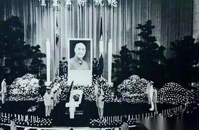 蒋介石父子那两口棺材，在对岸悬着，快五十年了。
当初挑好的南京紫金山，回不去。后