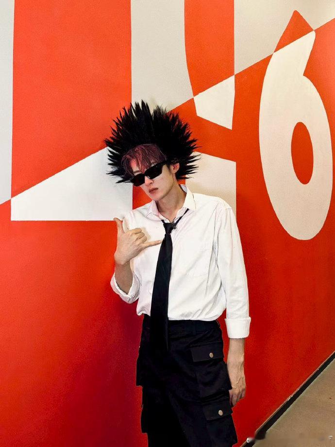 离开了檀健次谁还逗我笑。。。爆炸头造型也不出意外很好地驾驭了，果然人帅的话怎样都