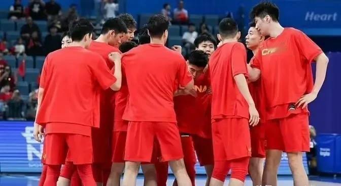 中国男篮近来的表现着实让球迷们大跌眼镜，在与尤文独图特的热身赛中，中国队以65: