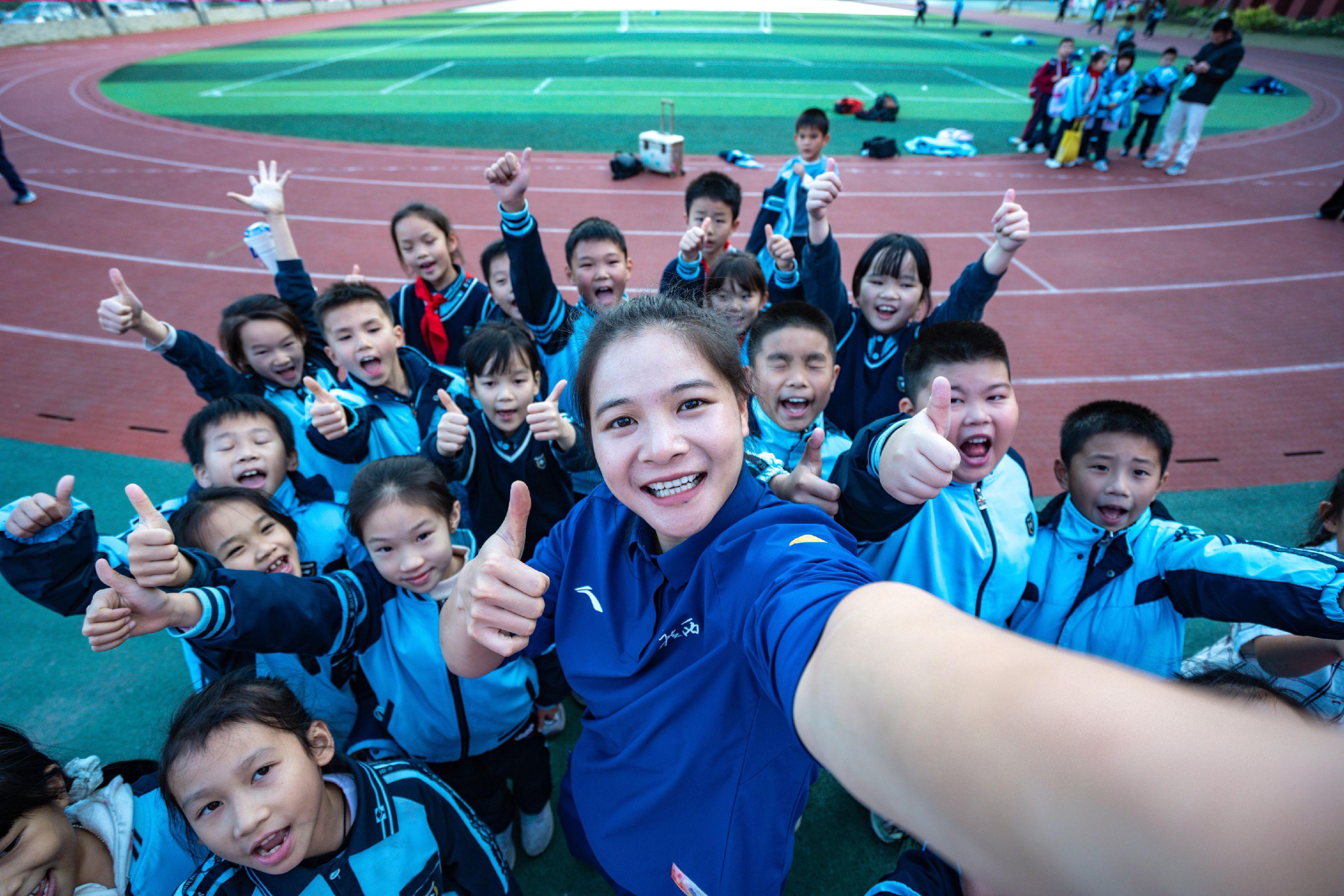 跃动青春，筑梦篮途。📸 校园的午后  运球声、加油声、笑声混在一起—...