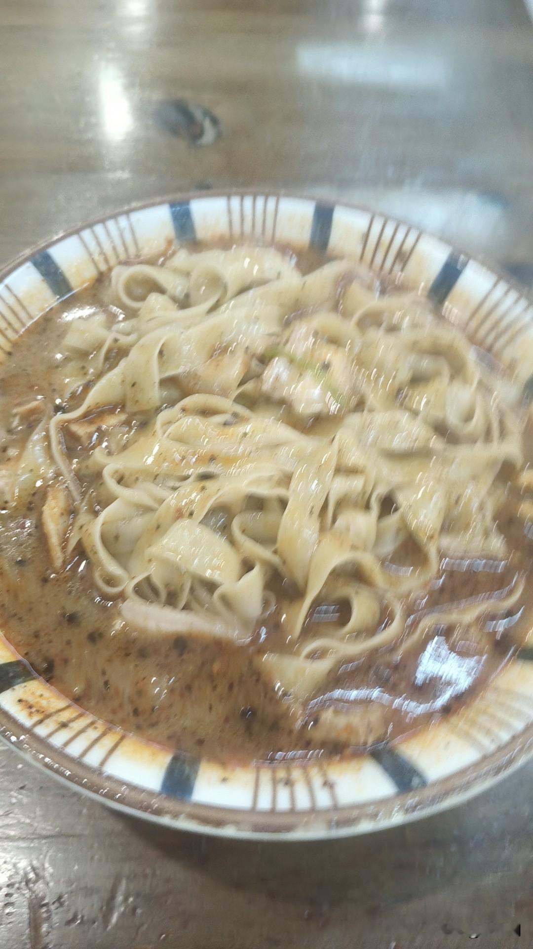 陇西担担面，我在外地念叨许久了。头天半夜才到，睡了三四个小时，早上六点就起来，开