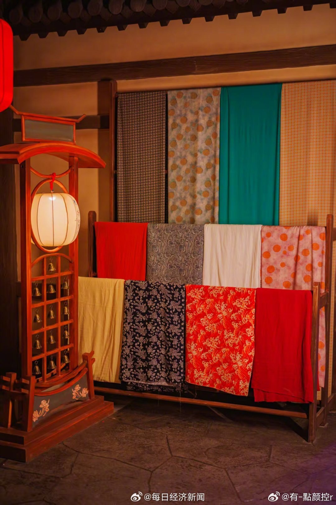 扬州人也有自己的痛园看到唐诡街区路透直接DNA动了！灯笼摇曳氛围感超浓，还有超多