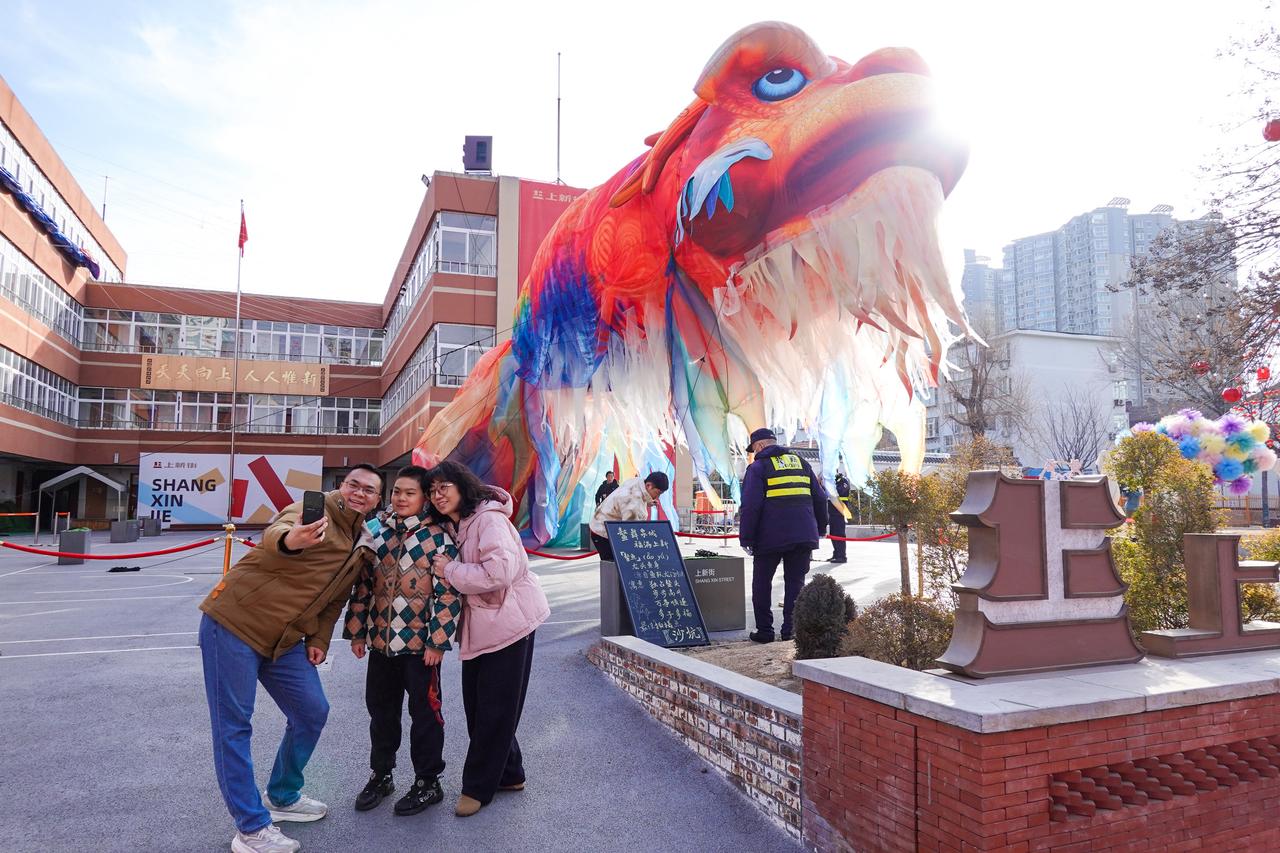 2月16日，农历新春除夕，百年老街上新街迎来别开生面的视觉盛宴，一场以“鳌鱼巡游