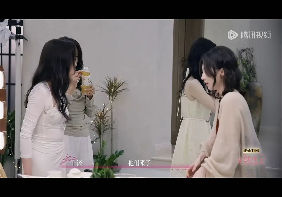 一字肩都能审判的话，小肚腩也可以审判吧？ 