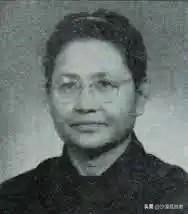 1949年，76岁的军阀李德全强娶了19岁的逃难女学生周秀英。新婚夜，李德全刚扯