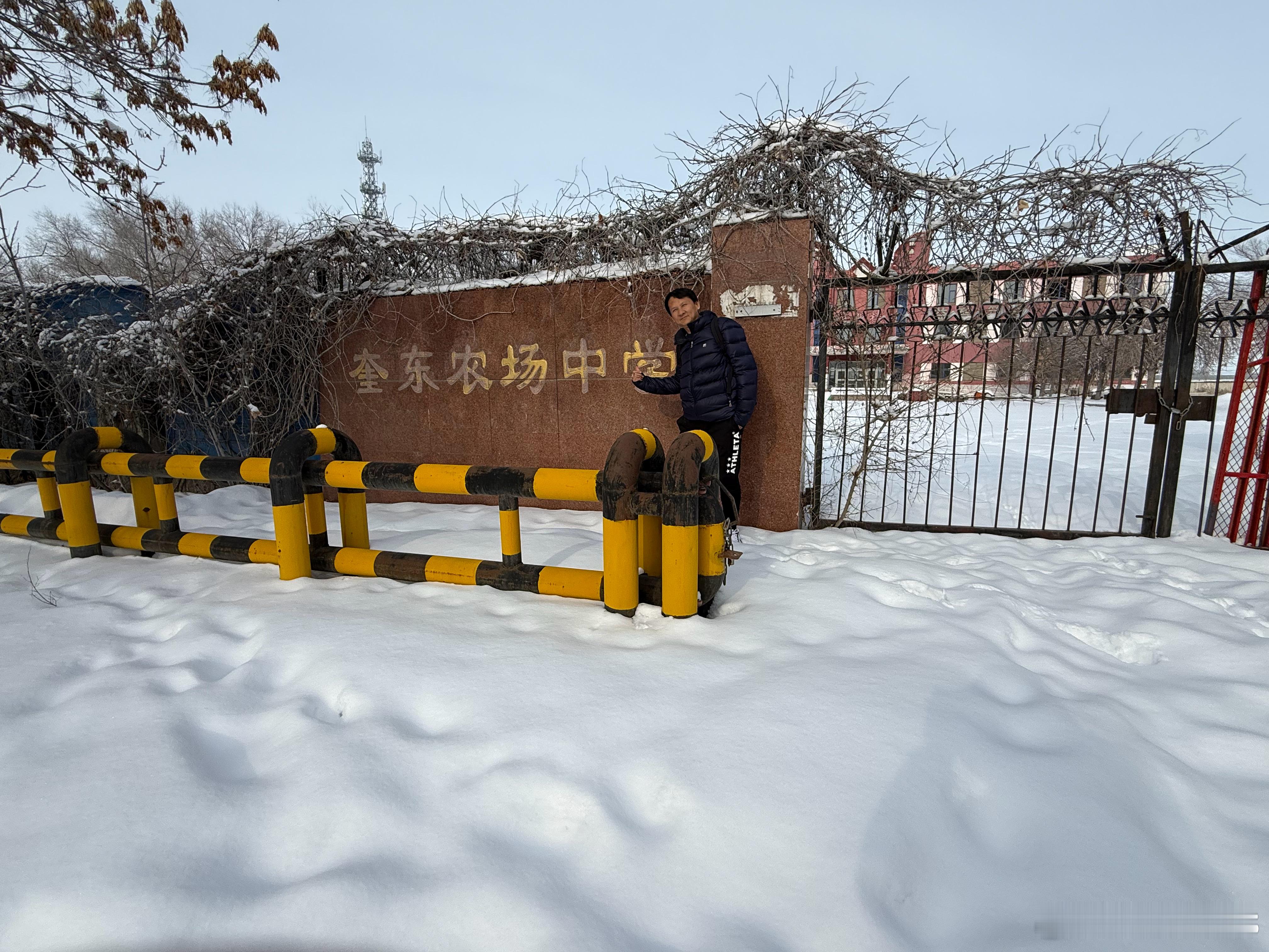 在这里读到初二，我读书的时候还没这栋楼，那时候全是平房，一到冬天就轮流去学校生火