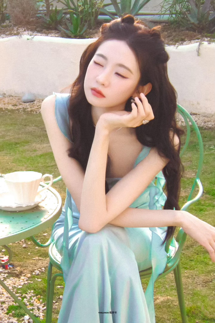 张艺凡上班迷路也不忘饭撒 别人上班：直奔目的地。张艺凡上班：先迷路再饭撒最后才想