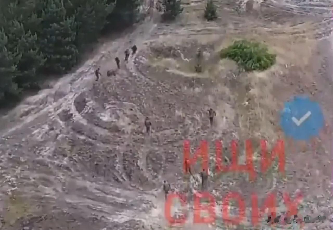 据网上流传的乌克兰无人机拍摄的视频显示，七名俄罗斯士兵准备离开阵地逃跑，其中六人