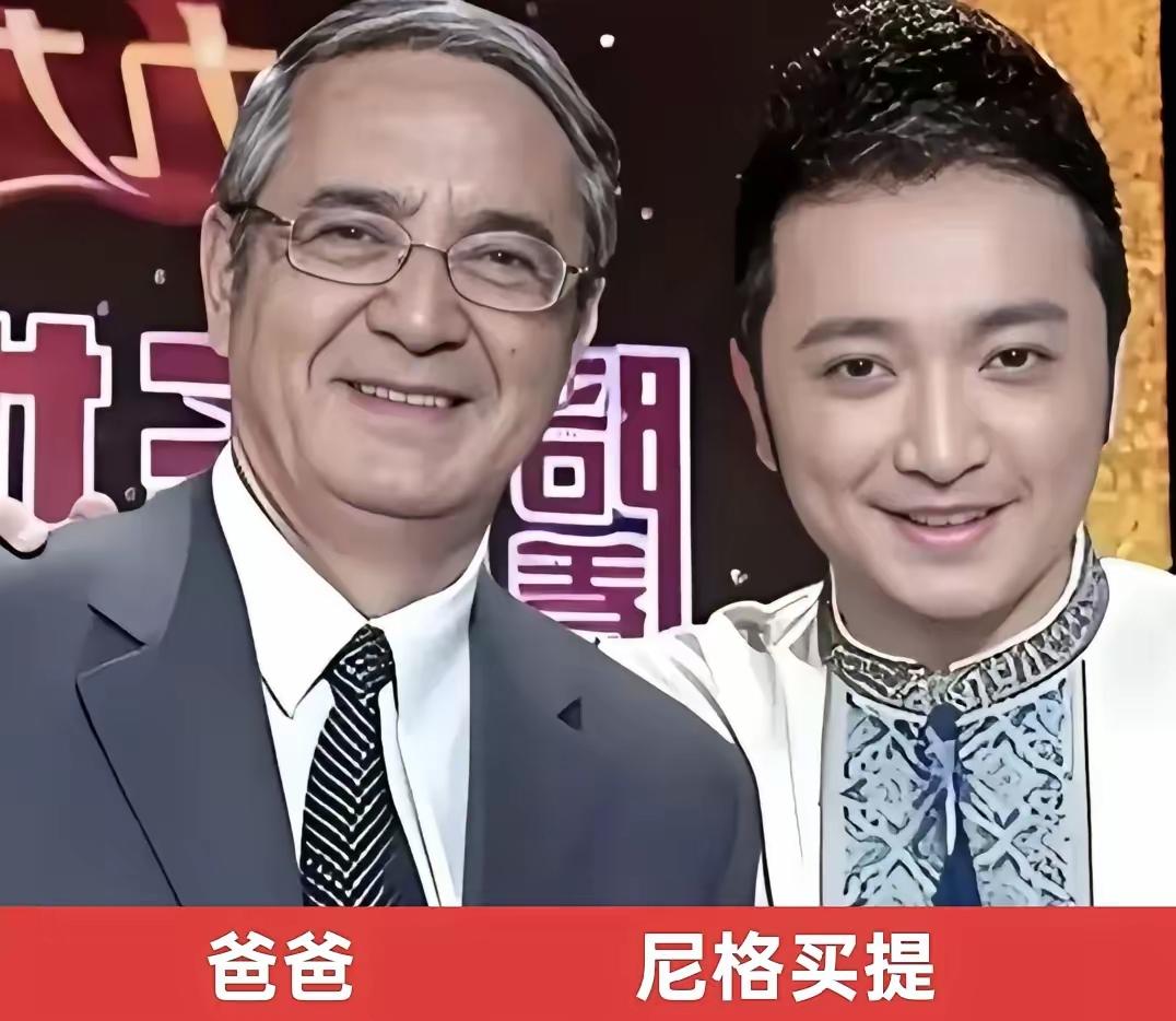 我觉得康辉长得一点都不像爸爸，看来康辉应该是更像妈妈了。
杨帆真的是和爸爸太像了