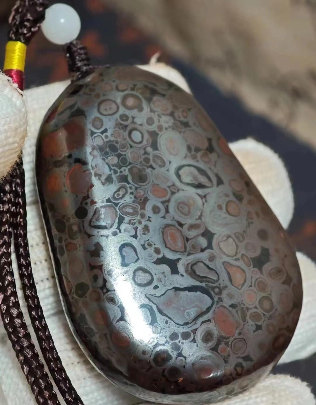 在哪里能够买到精品奇石在我文章的评论区就有精品奇石[大笑]，我发现，凡是读我文章