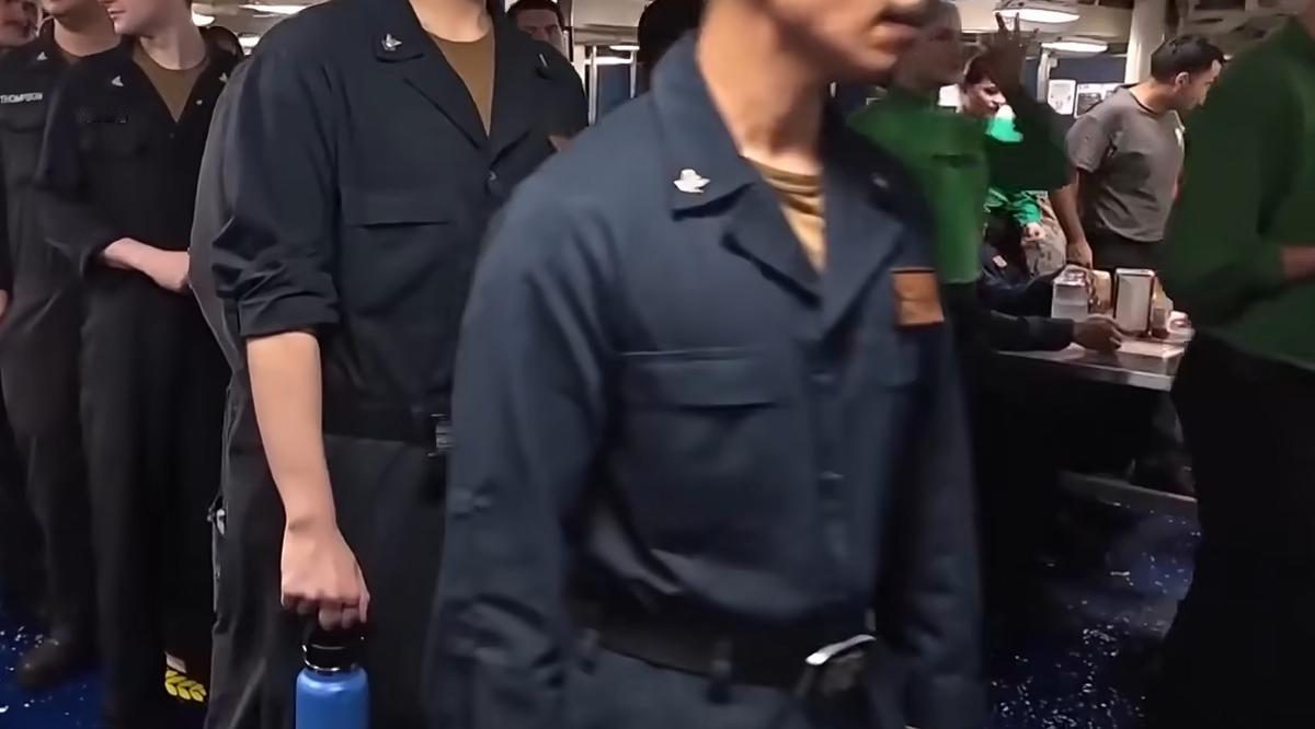 “林肯”号连续作战272天，舰上约5000名水兵早已精疲力竭。食物恶劣且不足、用