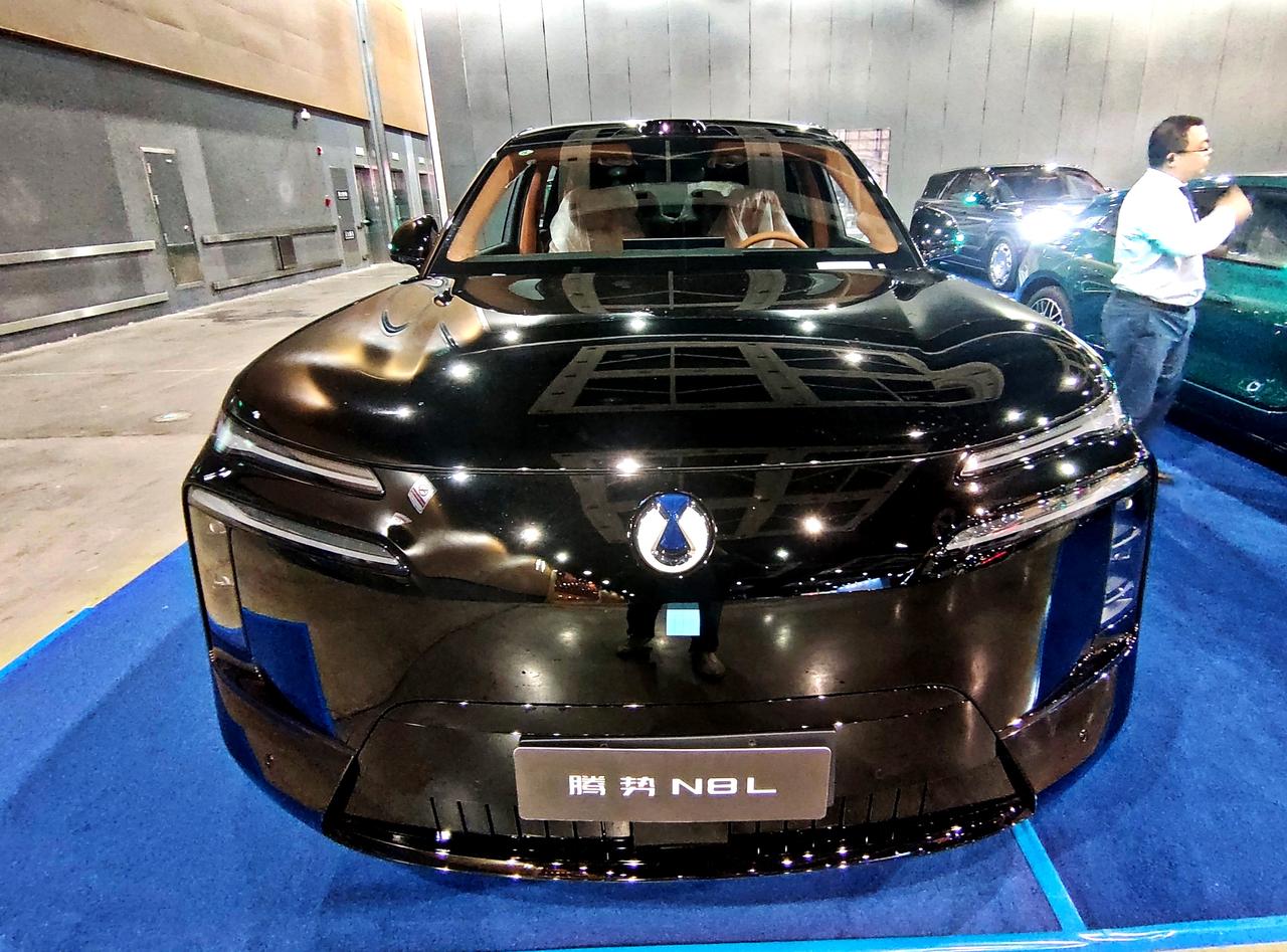 大型豪华六座SUV《腾势N8L》
   2026年6月23日，全新腾势N8L闪充