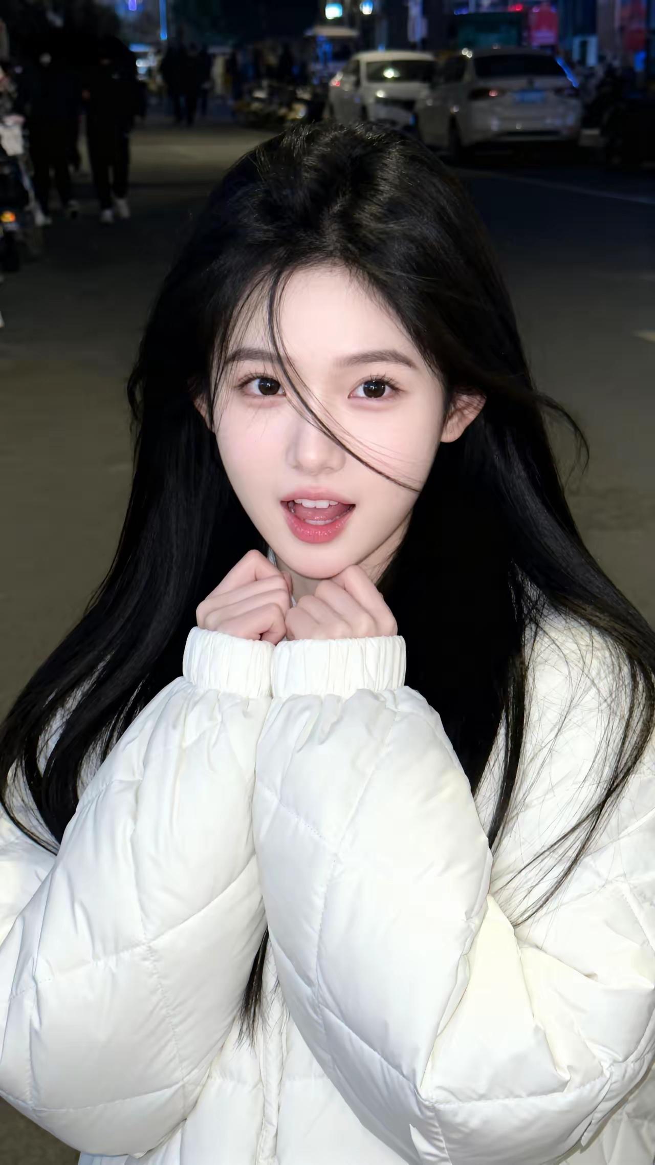 夜晚街头的甜美少女，白色羽绒服搭配黑色长发，可爱又迷人！🌟✨女孩子怎么穿搭既时