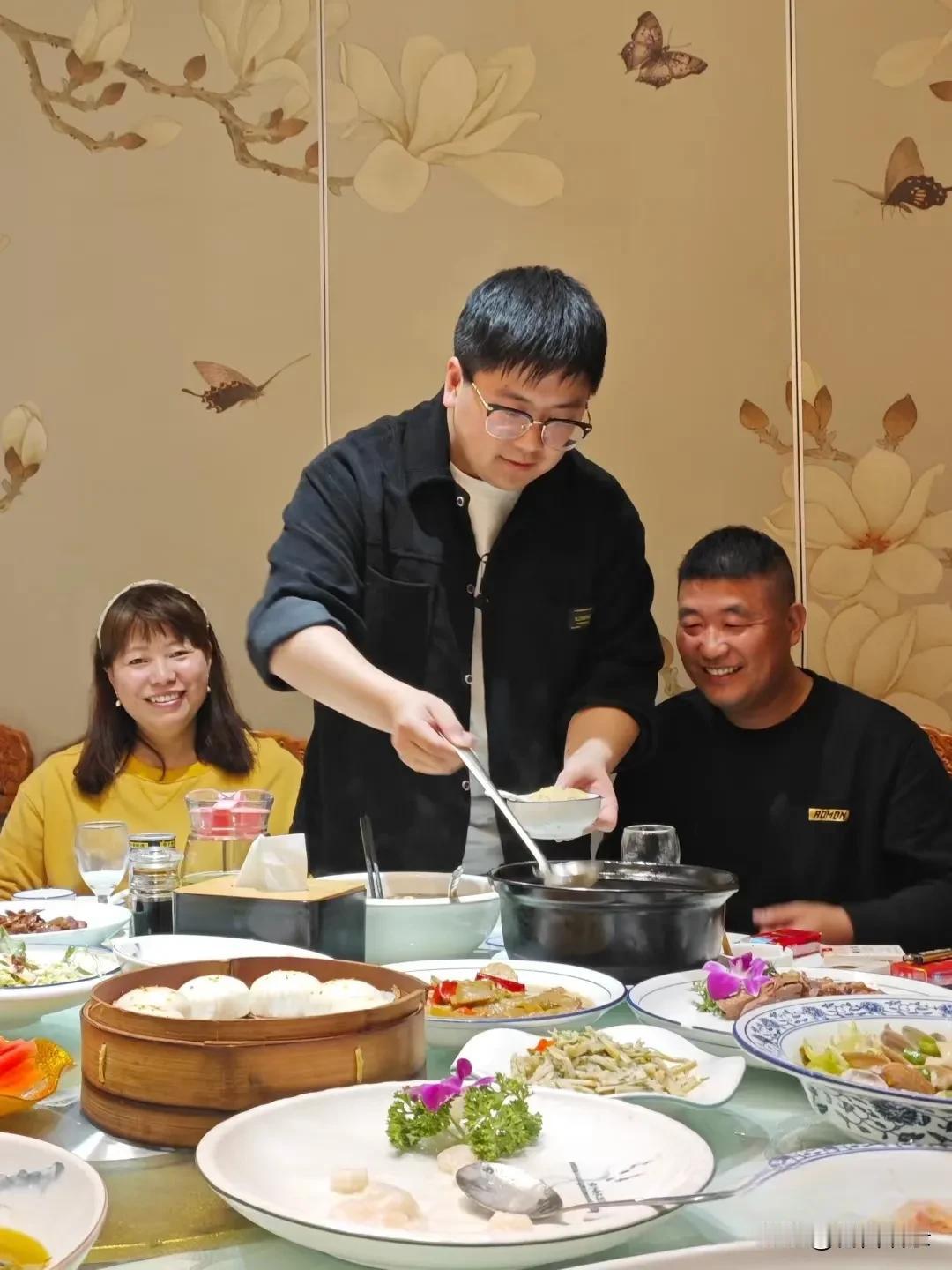 各位女婿们，耳朵竖起来，这十五点可是金玉良言，得记牢了：
1. 尊重：老丈人和丈