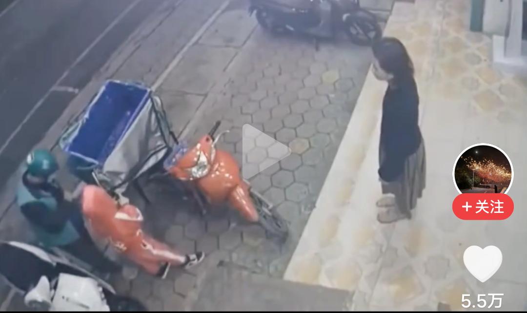 当善良遇上心酸，老师此刻的内心是多么的心痛与无奈啊！
       大雨中，外卖