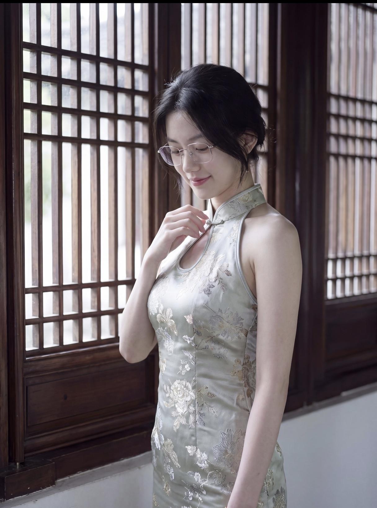 一个戴眼镜的女孩在窗边微笑。让人心动的女孩子,你喜欢哪一款?