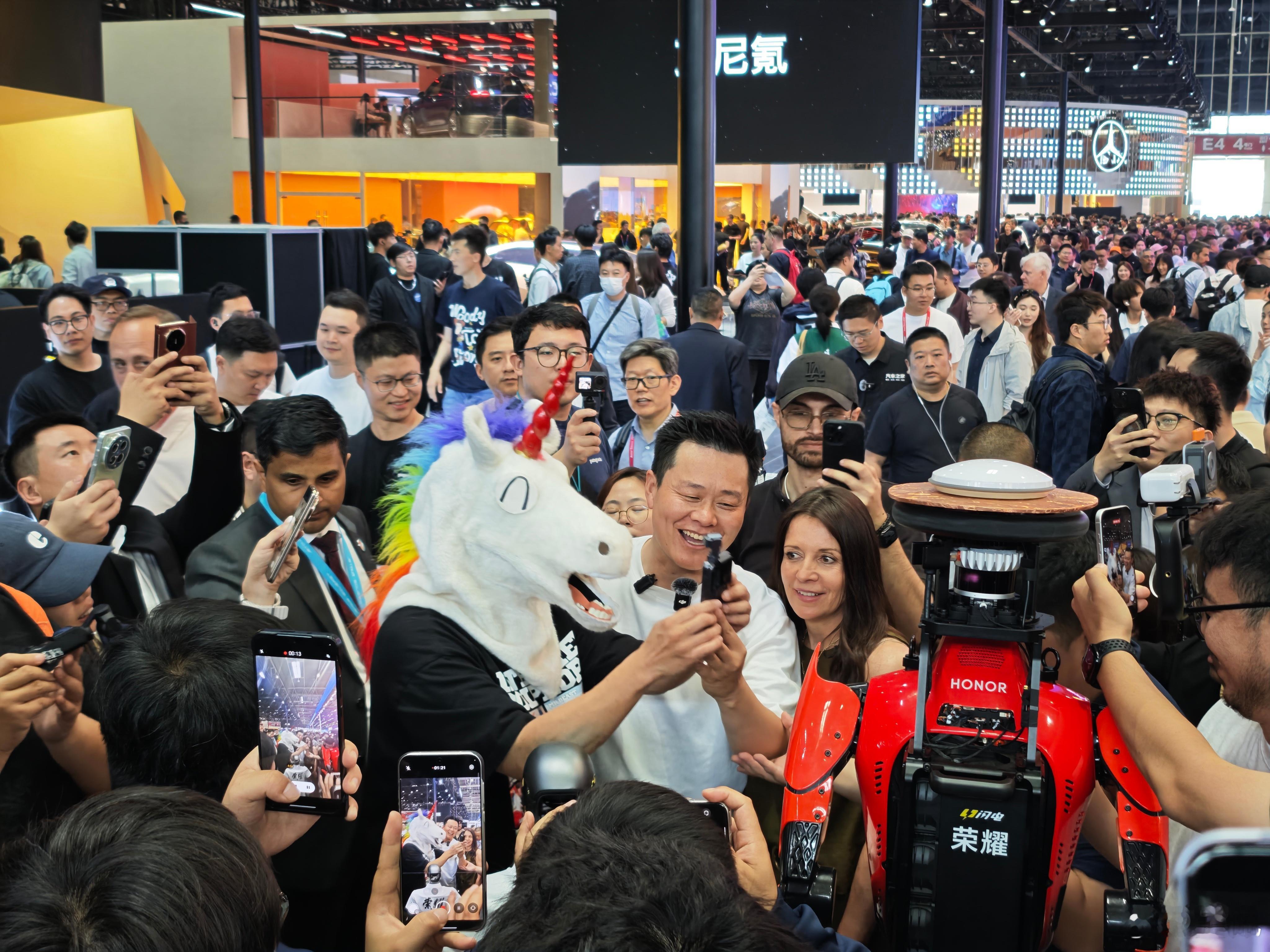 我也火了哈哈，跟荣耀人形机器人"闪电"一起逛车展，大家都太热情了2026北京车展