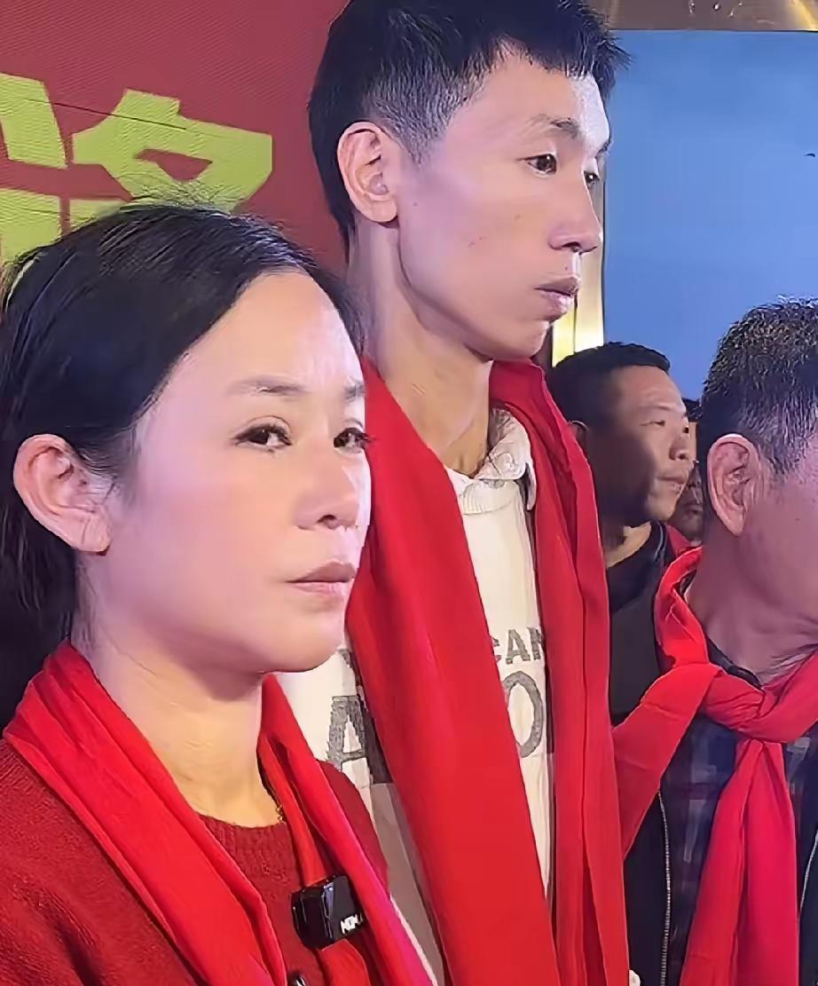 李鑫认亲宴上，来了几十个大家族的亲戚，但大多数都是太爷爷辈的留下叔叔伯伯。这次李