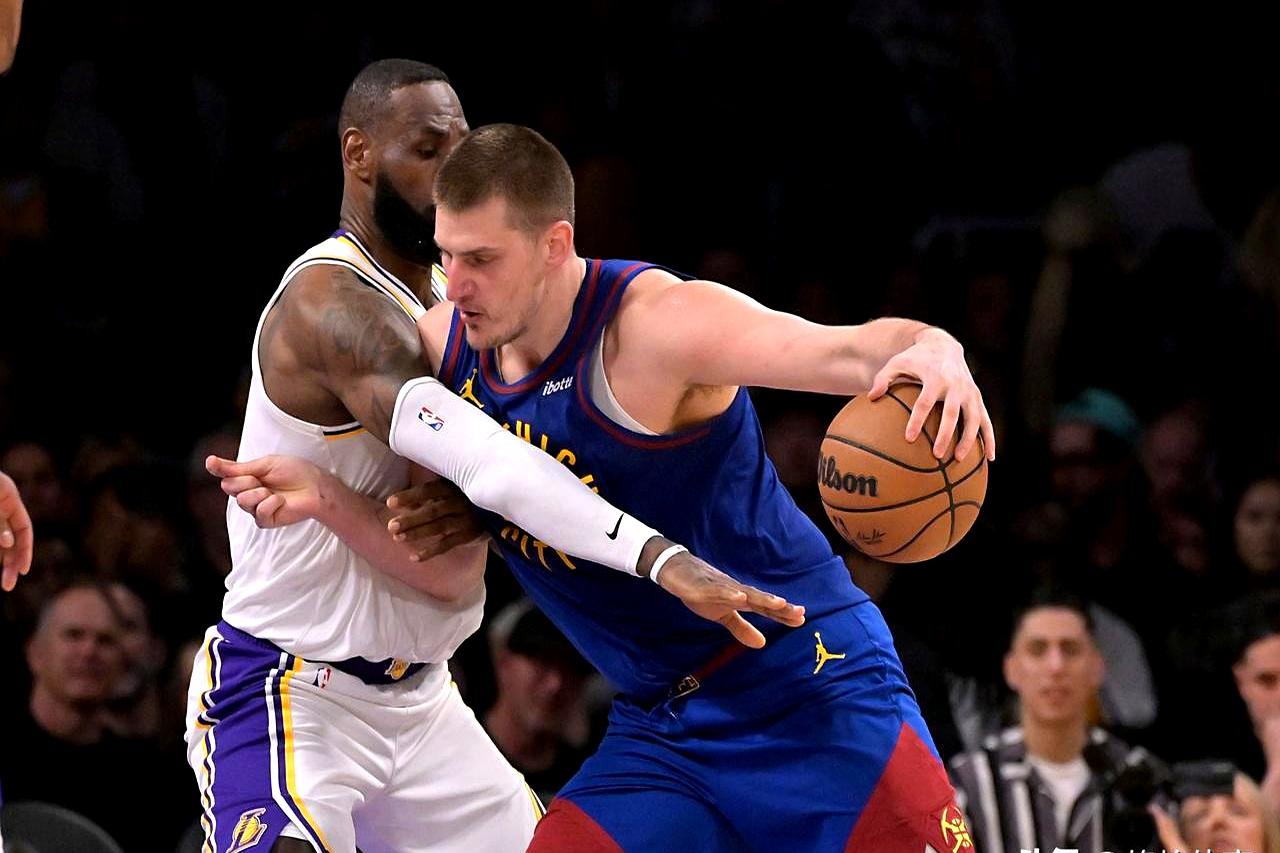 卫冕冠军正在经历一场静默的崩塌。
3月6日对阵尼克斯，穆雷捂着左脚踝离场，再未