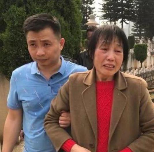 1984年，一战士壮烈牺牲，其新婚20天妻子拒绝改嫁，坚持生下遗腹子，35年后，