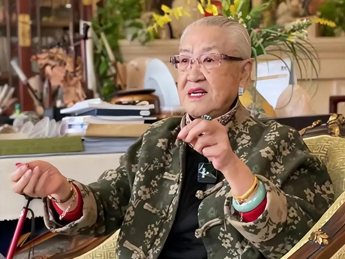 原国防部长耿飚的长女，一夜之间被查封了所有资产，她选择出走美国。在离开时她发誓：