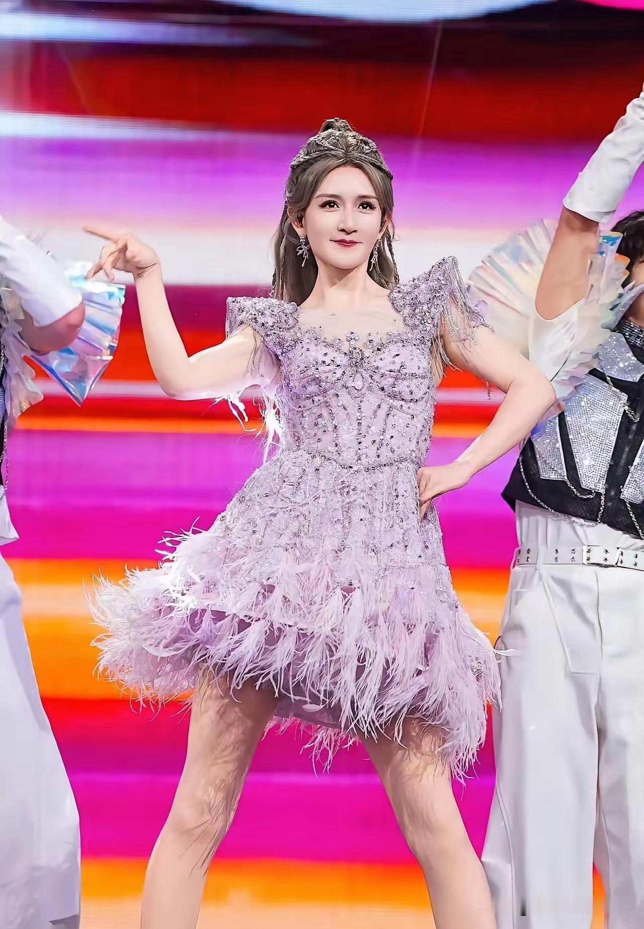 这么多人抵制她开演唱会的原因：

谢娜开演唱会不是“为了情怀”而且为了“捞金”！